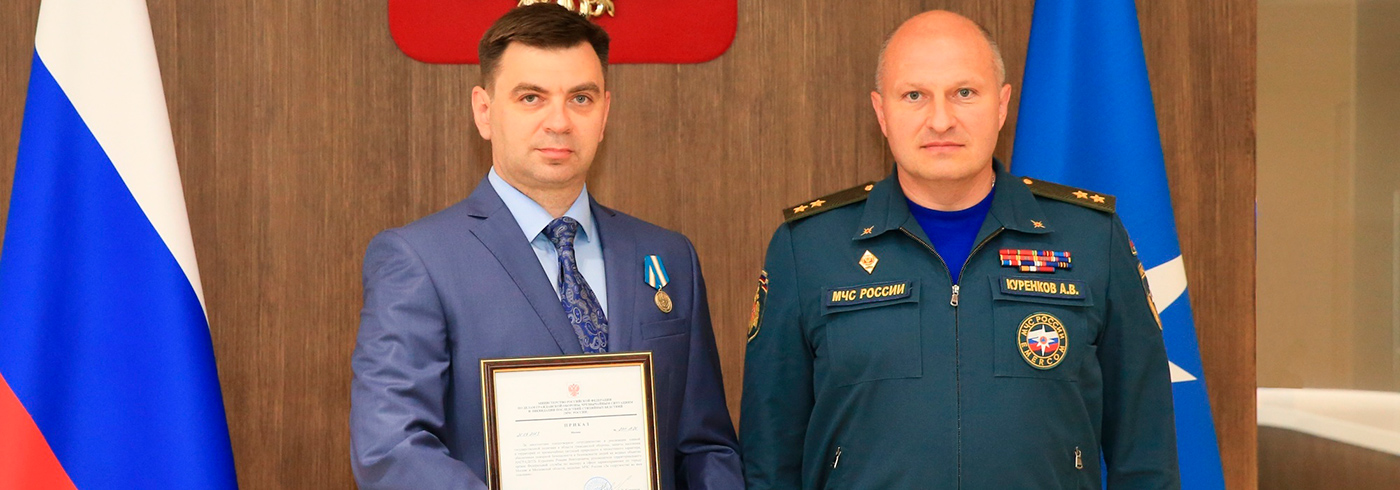 Роман Курынин (слева) спас жизнь стюардессе. Фото: mchs.gov.ru