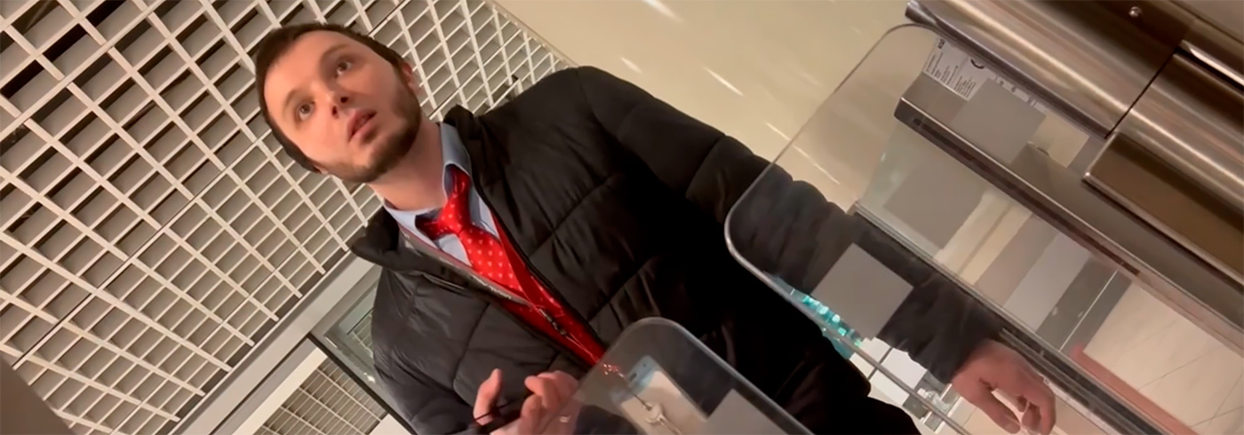 Скандалы регулярно происходят именно с этим сотрудником. Фото: E1.ru